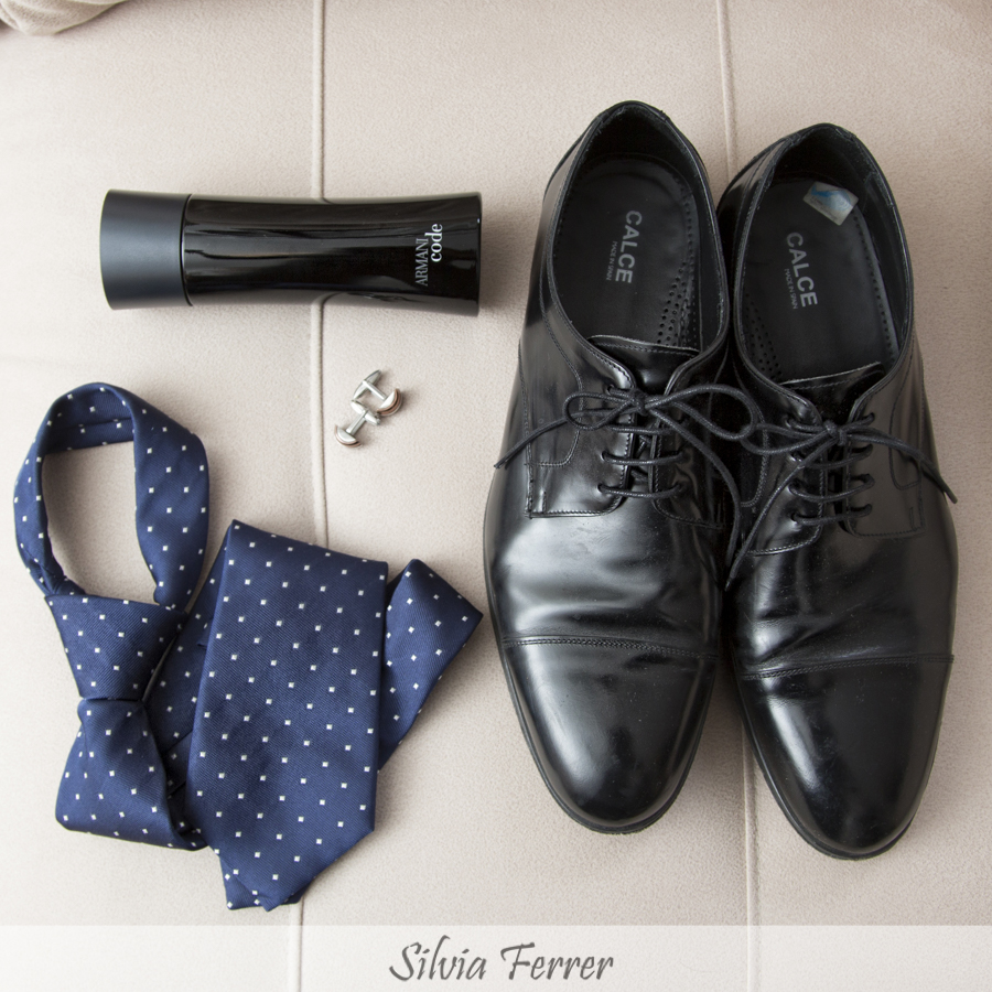Corbata, zapatos, perfume y gemelos de novio