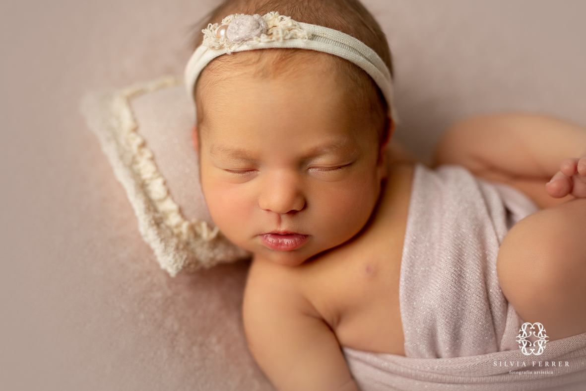fotos newborn en puf secuencia de poses flujo de trabajo