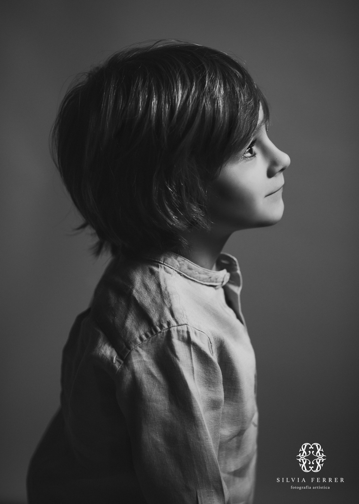 foto de niño de perfil en blanco y negro corte de pelo