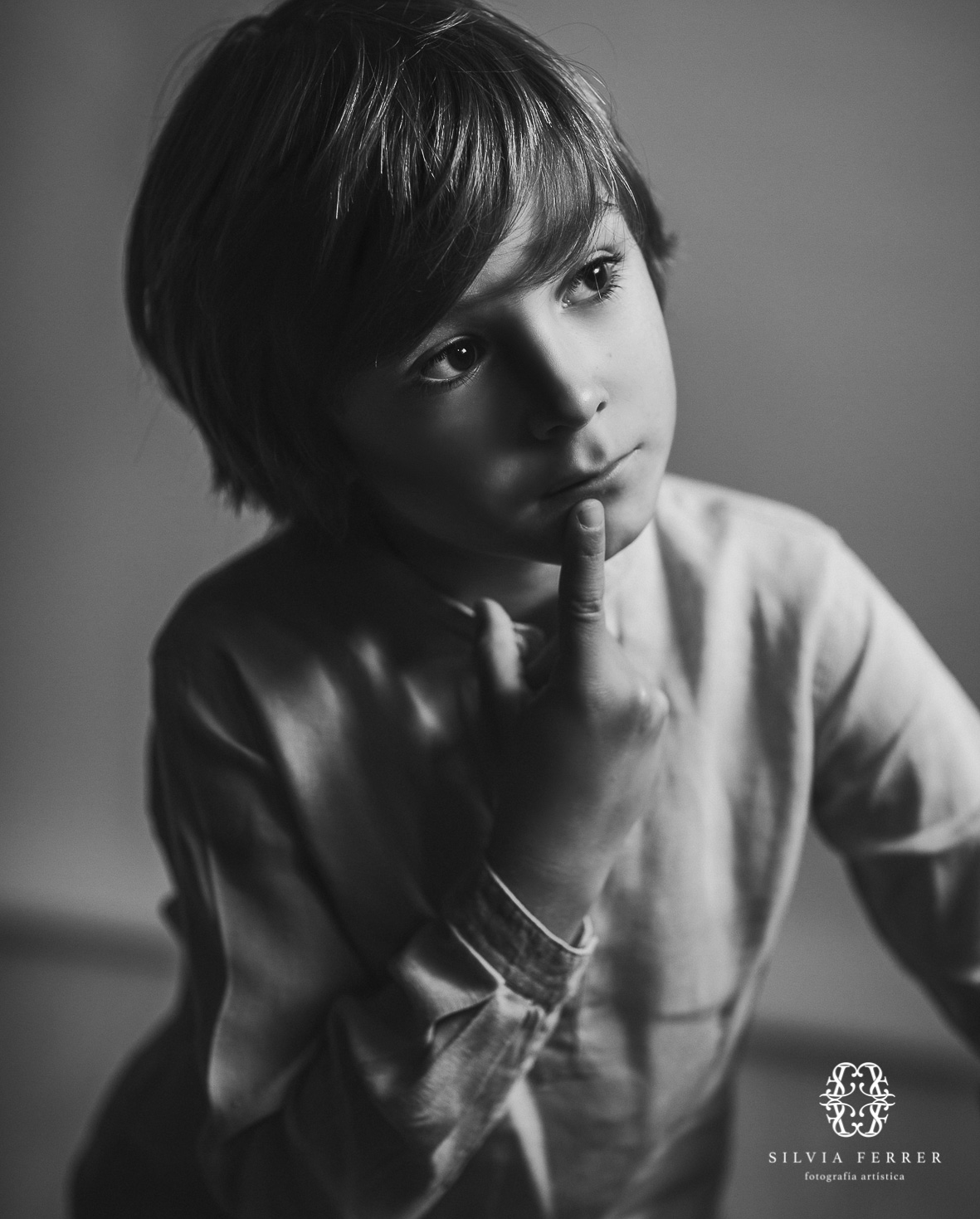 niño pensando retrato blanco y negro