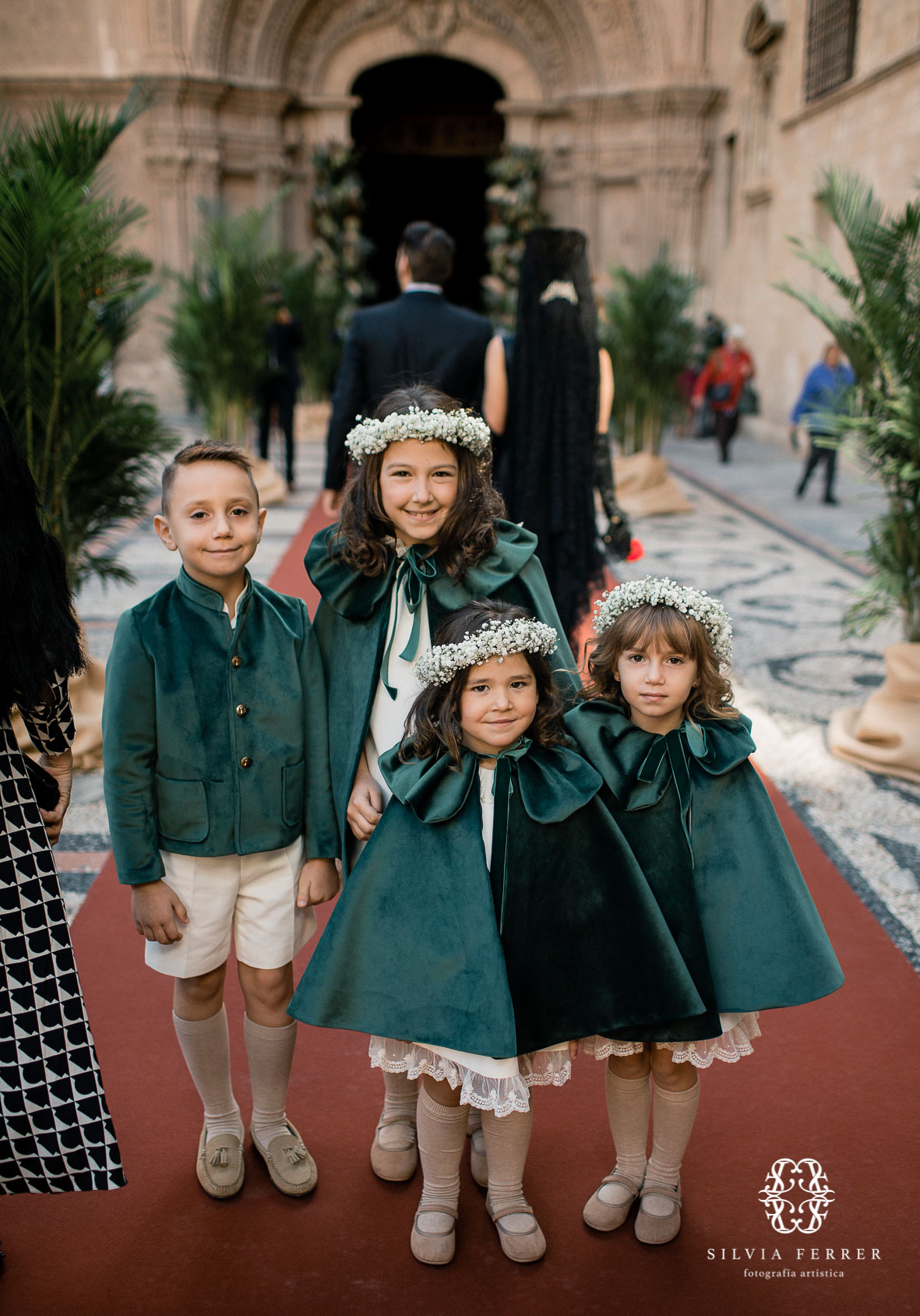 niños pajes arras boda corte nupcial capa terciopelo verde