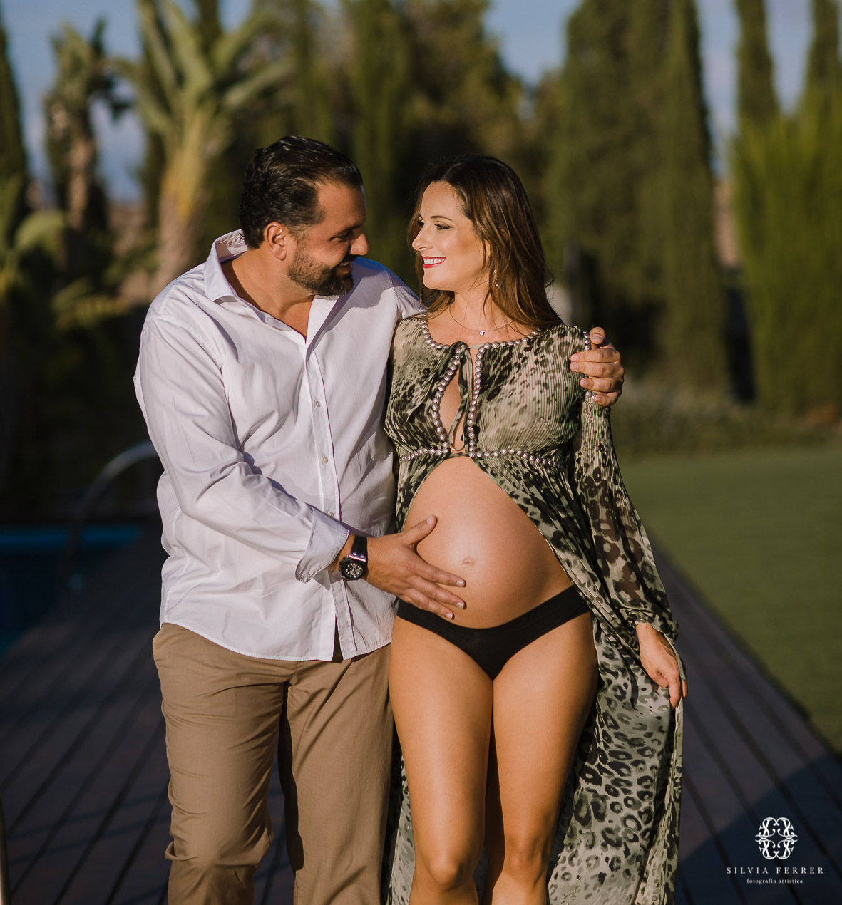 fotos de embarazada en casa y en exteriores. Embarazo Murcia.
