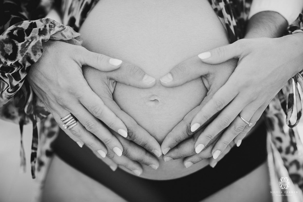 fotos de embarazada en casa y en exteriores. Embarazo Murcia.