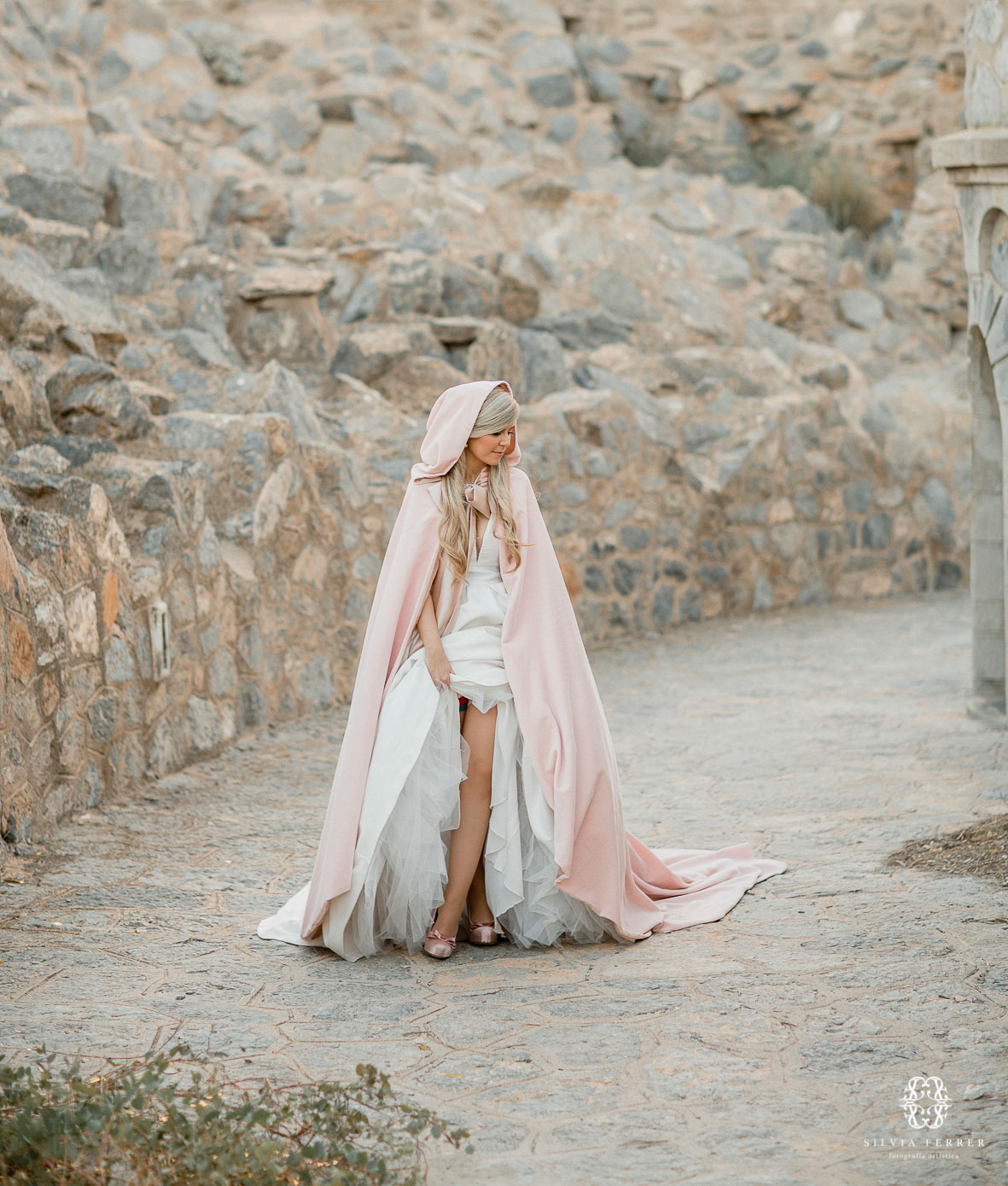postboda castillitos vestido de novia con capa